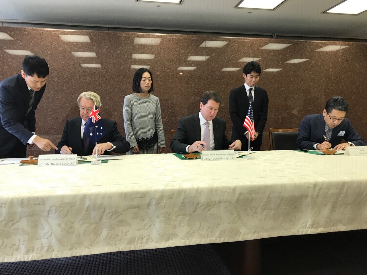 photo US Ambassador to Japan William Hagerty, JBIC Governor Tadashi Maeda, Australian Ambassador to Japan Richard Court sign memorandum of understanding